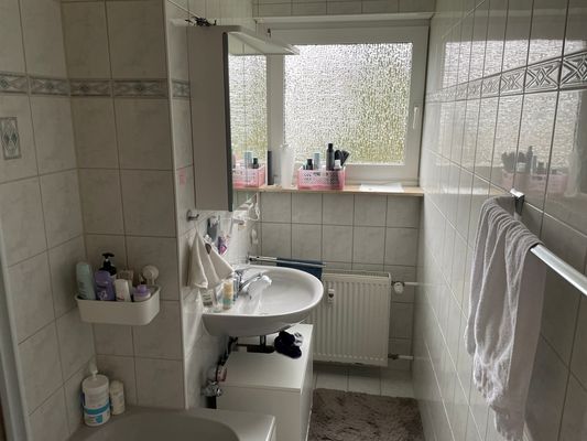  Badezimmer mit Fenster