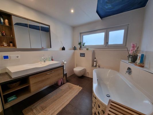 Bad mit Wanne u. Dusche