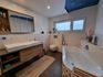 Bad mit Wanne u. Dusche